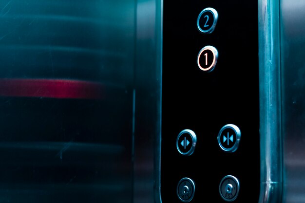 Foto el pulsador del ascensor está instalado dentro del ascensor.