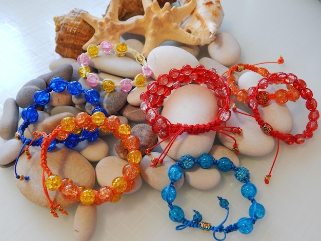 Foto pulseira colorida hippie em pedras do mar