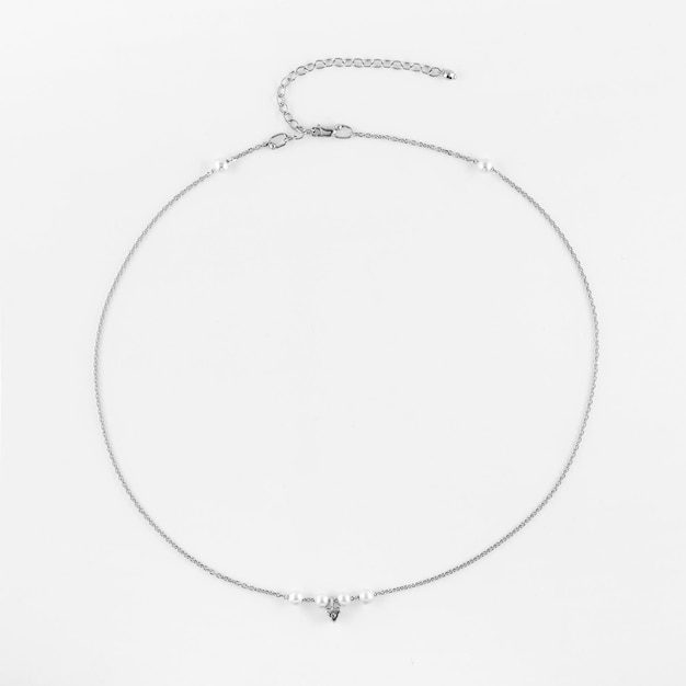 Pulseira de corrente de prata com pendente e pérolas isoladas no fundo branco