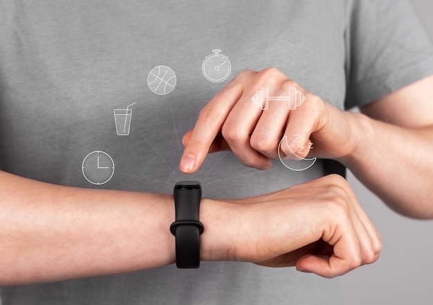 Foto pulseira de fitness no pulso da mulher de perto verificando e controlando o pulso de saúde da atividade