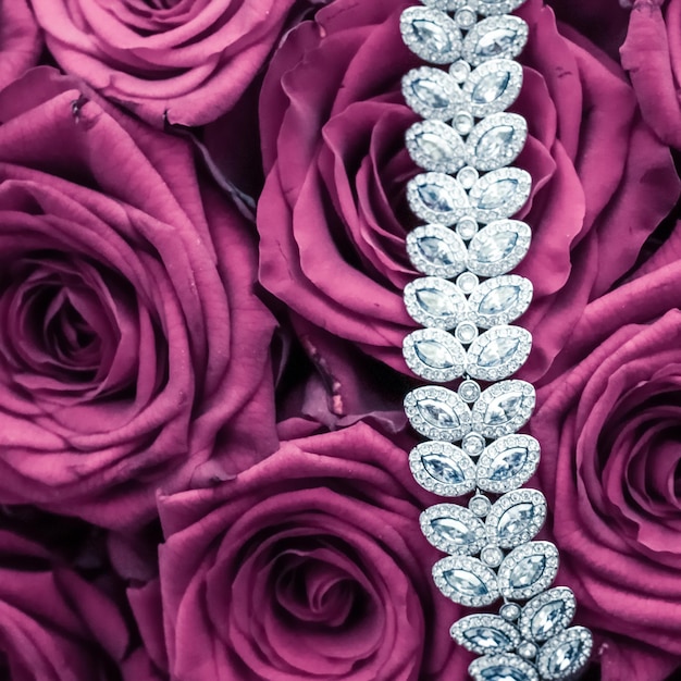 Pulseira de joias de diamante de luxo e flores de rosas cor-de-rosa adoram presente no dia dos namorados e design de fundo de férias de marca de joias