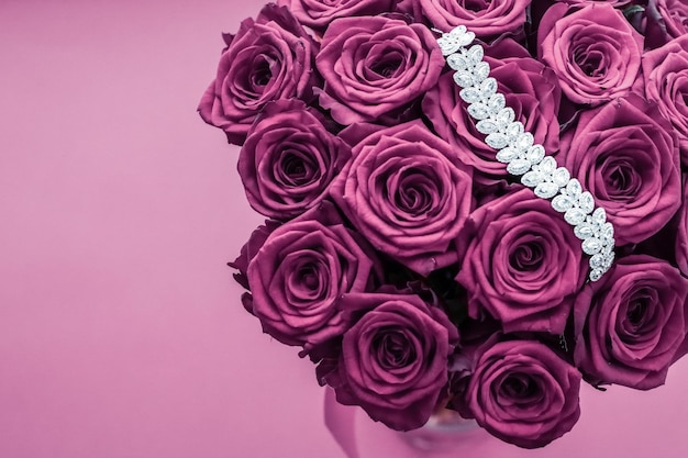 Pulseira de joias de diamante de luxo e flores de rosas cor-de-rosa adoram presente no Dia dos Namorados e design de fundo de férias de marca de joias