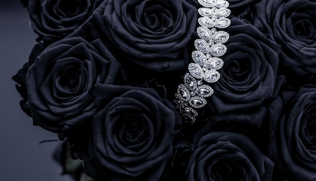 Pulseira de joias de diamante de luxo e flores de rosas negras adoram presente no Dia dos Namorados e design de fundo de férias de marca de joias