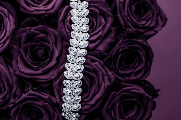 Pulseira de joias de diamante de luxo e flores de rosas roxas amam presente no Dia dos Namorados e design de fundo de férias de marca de joias