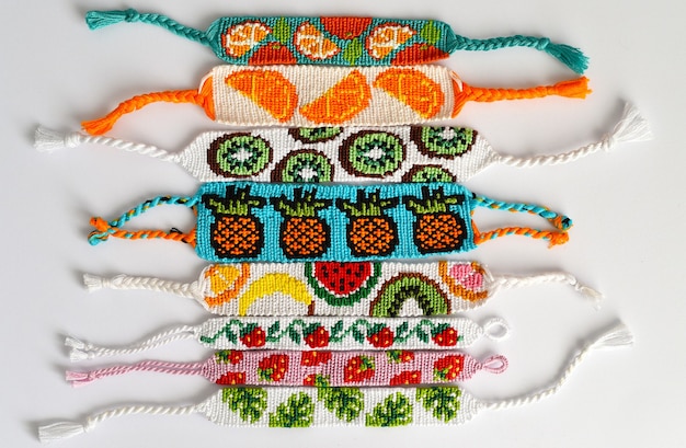 Pulseiras de amizade tecidas com motivos de frutas