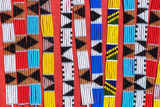 Pulseiras tribais masai coloridas à venda para turistas no mercado de praia fecham a ilha de Zanzibar Tanzânia África