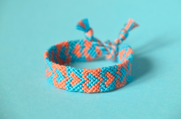 Pulsera de la amistad de bricolaje con patrón de corazones azules y rosas