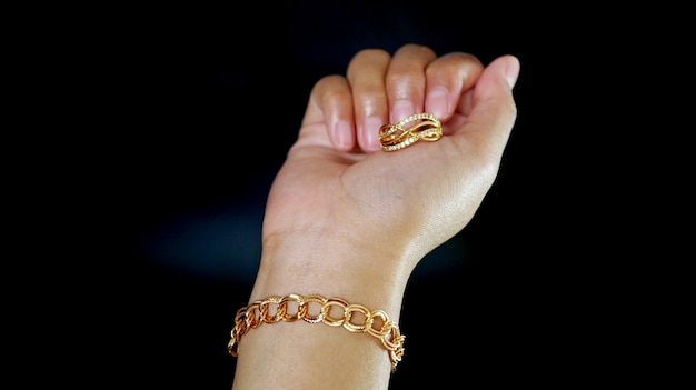 pulsera y anillo turco en la mano de una niña