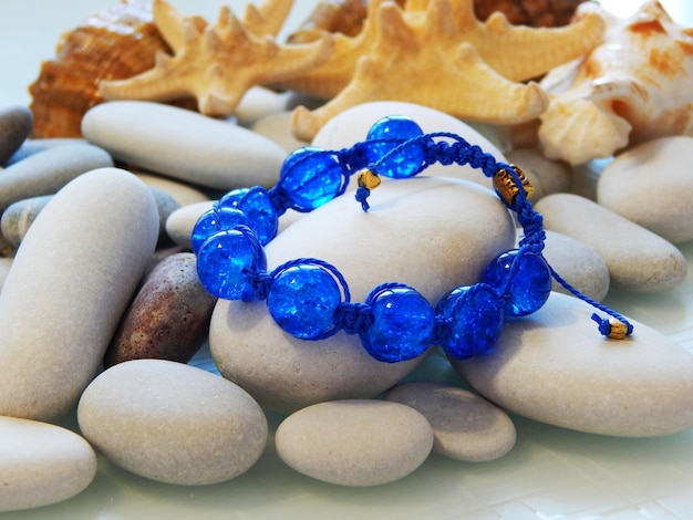 Pulsera azul y guijarro de mar