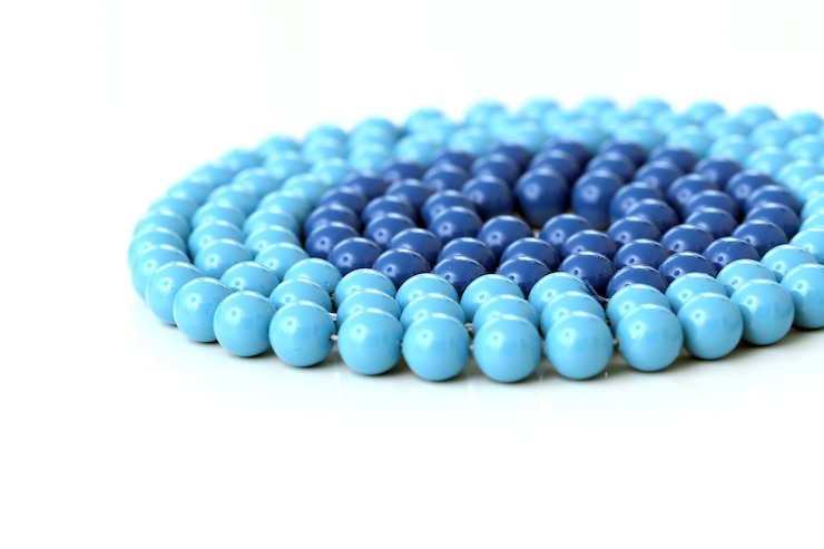 Foto pulsera azul sobre un fondo blanco.