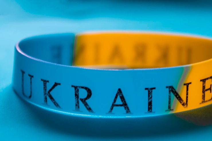 Foto pulsera azulamarillo colores de la bandera de ucrania joyas en forma de pulsera con flores azules y amarillas símbolo de ucrania