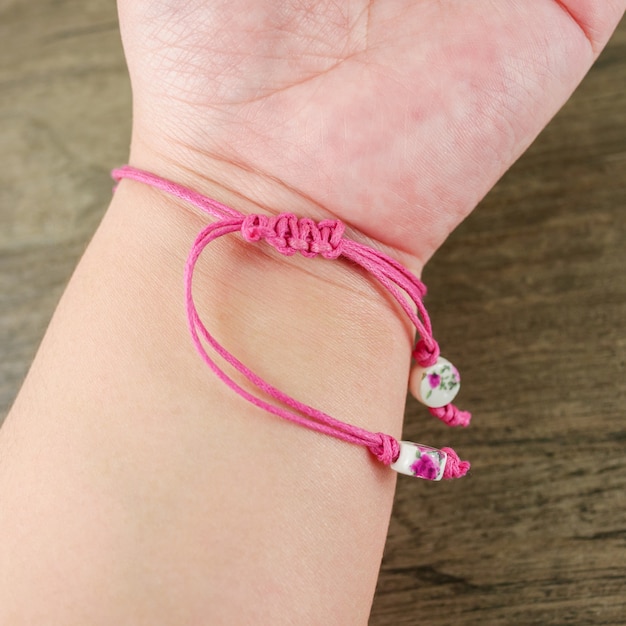 Pulsera de cordón rosa para mujer