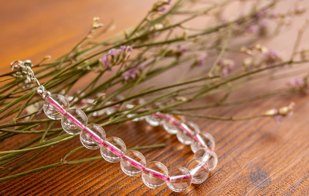 Pulsera de cuarzo de cristal de cerca y flores