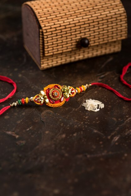 Pulsera india Raksha Bandhan en una mesa