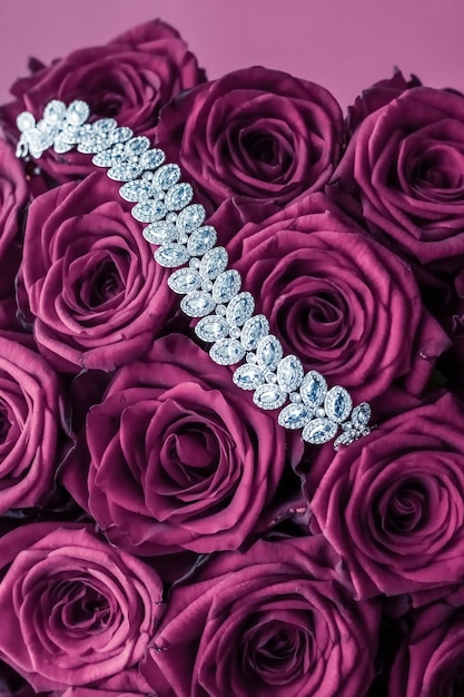 Pulsera de joyería de diamantes de lujo y flores de rosas rosadas regalo de amor en el Día de San Valentín y diseño de fondo de vacaciones de la marca de joyería