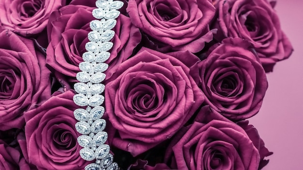 Pulsera de joyería de diamantes de lujo y flores de rosas rosadas regalo de amor en el Día de San Valentín y diseño de fondo de vacaciones de la marca de joyería