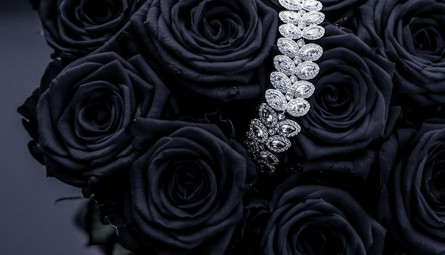 Pulsera de joyería de diamantes de lujo y regalo de amor de flores de rosas negras en el Día de San Valentín y diseño de fondo de vacaciones de marca de joyería
