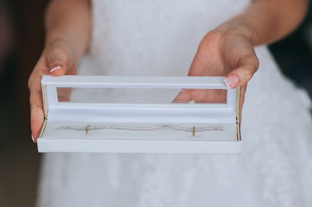 Foto pulsera de joyero en la mano de la novia.