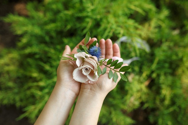 Pulsera de mujer para dama de honor hecha de rosa rosa fresca