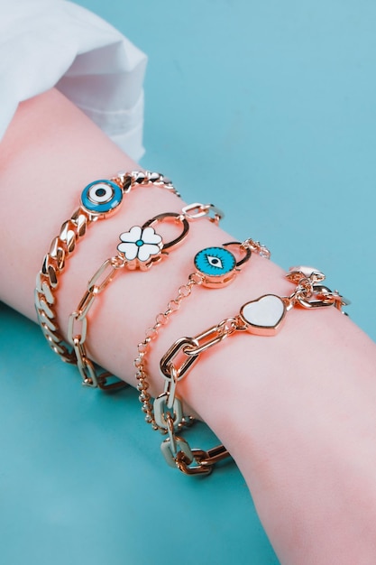 Una pulsera con un ojo azul y una cadena de plata que dice "ojo".