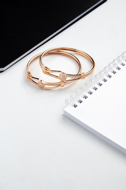 Pulsera de oro en el escritorio de oficina blanco.