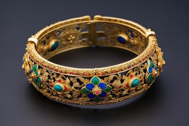 Foto la pulsera de oro de estilo antiguo tailandés el esmalte de la pulsera de oro de estilo antiguo thailandés la obra maestra del orfebre