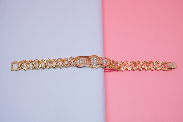 Pulsera de oro de lujo para mujer con fondo de melocotón.