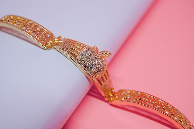 pulsera de oro para mujer con patrón de manzana