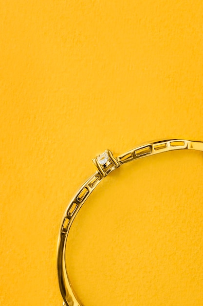 Pulsera de oro sobre amarillo