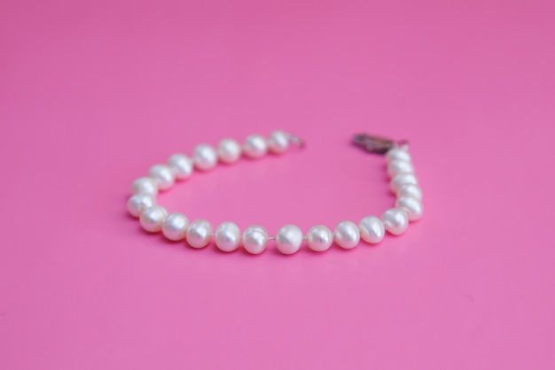 Pulsera de perlas blancas