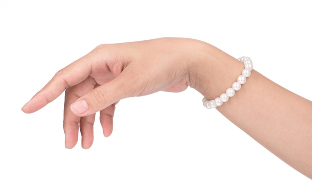 Pulsera de perlas en una mano aislada en un fondo blanco.