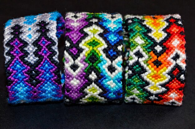 Pulseras de amistad coloridas y multicolores hechas a mano con bordados de hilo brillante y hilo con