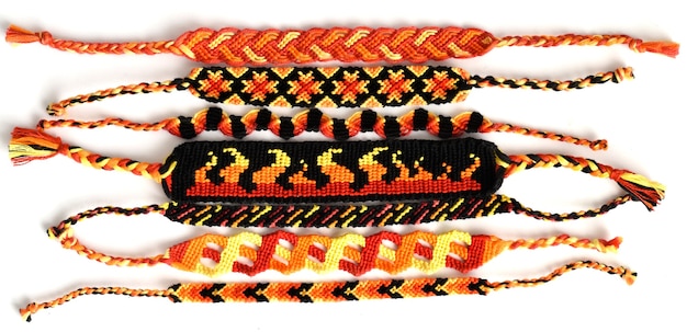 Foto pulseras de amistad tejidas diy en colores ardientes