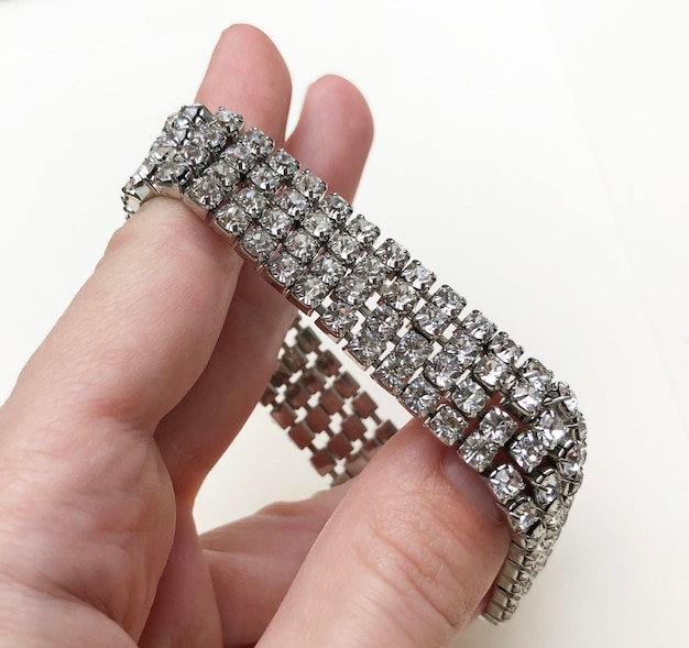 Pulseras de diamantes en la mano aisladas sobre fondo blanco Joyas