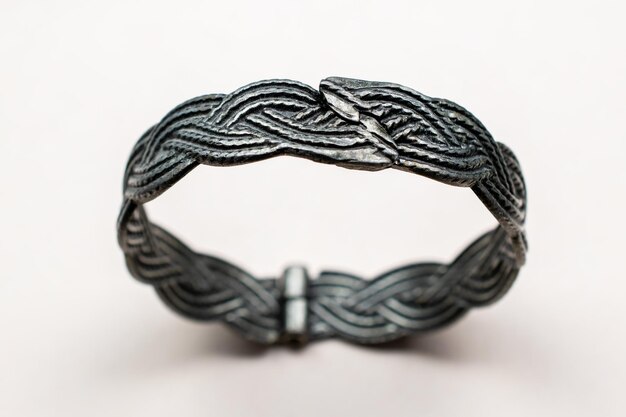 Pulseras hechas de metal en un fondo blanco de primer plano