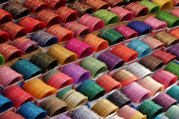 Pulseras en el mercado indio de Rishikesh, India