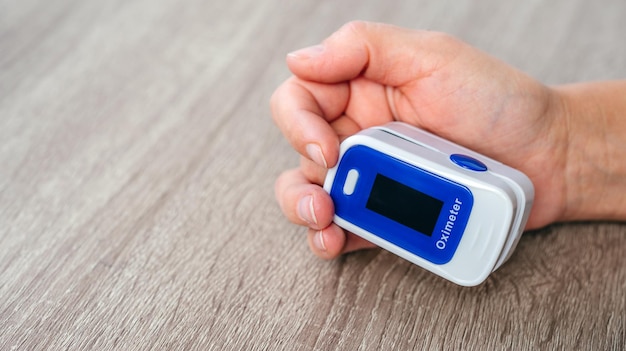 Pulsoximeter-Patient zu Hause, der den Blutsauerstoff mit Oximeter misst