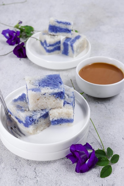 Pulut Tai Tai oder Pulut Tekan oder Ketan Srikaya Peranakan blauer Klebreiskuchen mit Kaya-Marmelade