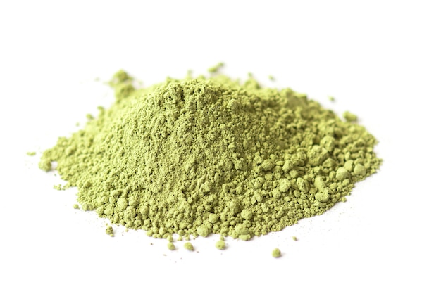 Pulver von trockenem grünem Matcha-Tee isoliert auf weiß, Seitenansicht