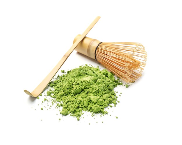 Pulverisierter Matcha-Tee Chashaku und Chasen auf weißem Hintergrund