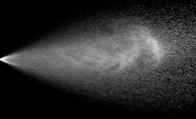 Pulverización de agua en botella de spray