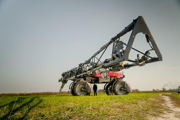 Foto pulverizador agrícola na preparação do campo para o trabalho