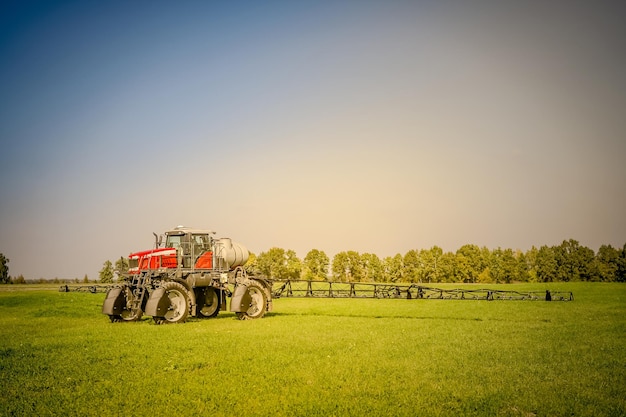 Pulverizador agrícola en la preparación del campo para el trabajo