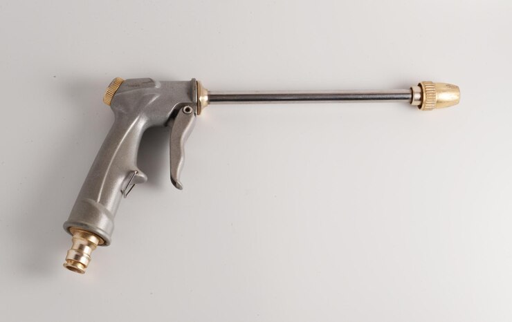 Pulverizador de agua metálico de alta presión o pistola de agua sobre fondo blanco