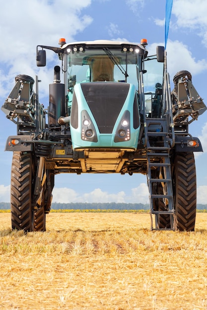 Foto el pulverizador autopropulsado para los principales cultivos de campo proporciona una pulverización de alta calidad