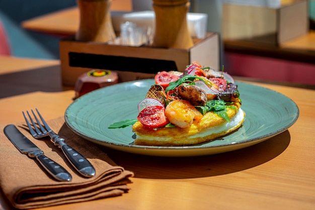 Foto pulyar de omelete com camarão e cogumelos grelhados