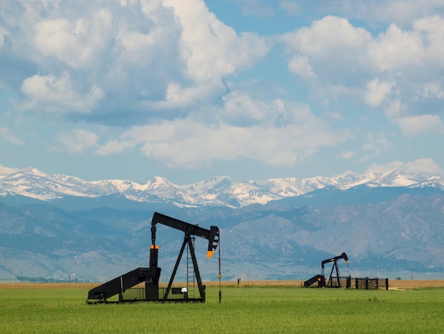 Pumpjack en campo agrícola en Colorado.