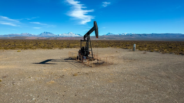 Pumpjack-Extraktion von Öl mit bergigem Hintergrund