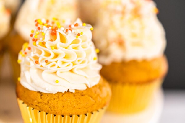 Pumpkin Spice Cupcake mit italienischer Buttercreme und Streuseln auf einem Tortenständer.