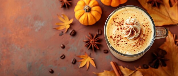 Pumpkin Spice Latte em copo de vidro Vista superior com espaço de texto